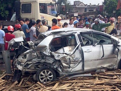 Chiếc ô ô bốn chỗ bị vò nát sau tai nạn. Ảnh: N.Đ.