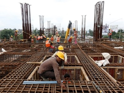 Công nhân làm việc tại một dự án đường sắt ở Ấn Độ. Ảnh: Reuters.