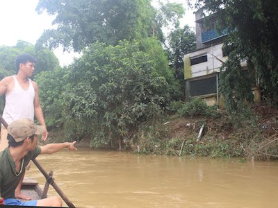 22 nhà dân nằm dọc bờ sông trong diện sạt lở. Ảnh: Kế Kiên.