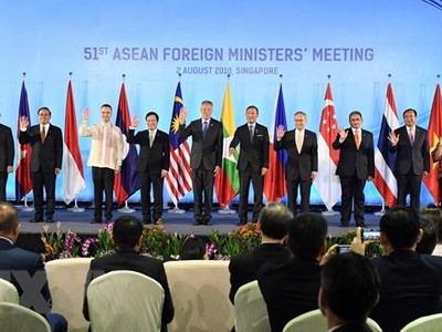 Phó Thủ tướng, Bộ trưởng Ngoại giao Phạm Bình Minh (thứ 5, trái) và Bộ trưởng Ngoại giao các nước thành viên ASEAN chụp ảnh chung tại hội nghị AMM 51 ở Singapore ngày 2/8. (Ảnh: AFP/TTXVN).