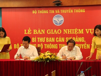 Đồng chí Trương Minh Tuấn và đồng chí Nguyễn Mạnh Hùng ký Biên bản bàn giao. Ảnh Bộ TT&TT.