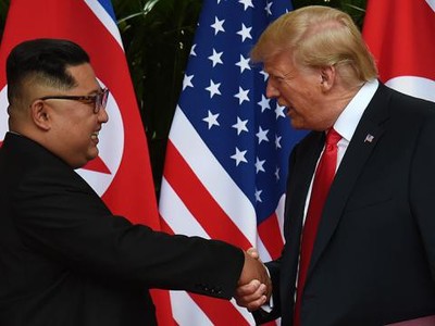 Tổng thống Trump bắt tay nhà lãnh đạo Kim Jong-un tại hội nghị thượng đỉnh ở Singapore (Ảnh: Reuters).