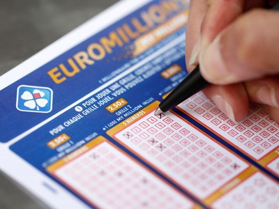 Dù tờ vé trúng thưởng bị xé làm đôi nhưng cặp vợ chồng già vẫn nhận được tất cả số tiền thưởng trị giá tới 75,5 triệu USD. (Nguồn: REUTERS/BENOIT TESSIER).