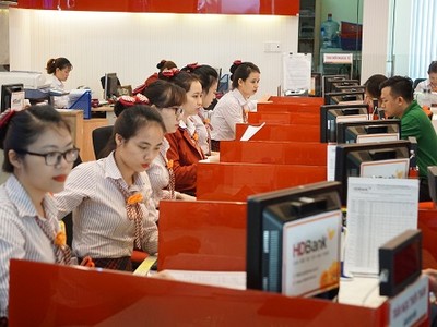 Giao dịch quầy ở một ngân hàng tại TP HCM. Ảnh: Anh Tú.