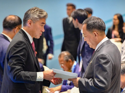 Đại sứ Sung Kim (trái) trao thư của Tổng thống Trump cho Ngoại trưởng Ri Yong-ho. (Ảnh: Mike Pompeo Twitter).