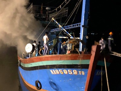 Nghệ An: Tàu cá 10 tỷ bốc cháy khi chuẩn bị xuất bến