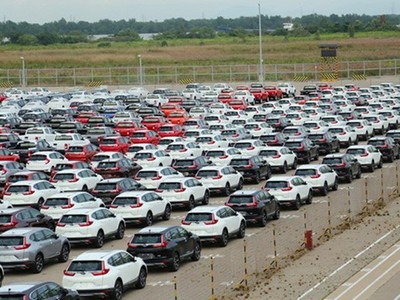 Trong khi các dòng xe dưới 10 chỗ ồ ạt vào Việt Nam thì sau rất nhiều tuần đã qua, phân khúc xe trên 9 chỗ giờ mới có thêm một chiếc từ Trung Quốc làm thủ tục nhập khẩu.