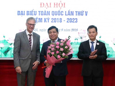 Phó Chủ tịch phụ trách Liên hiệp các tổ chức hữu nghị Việt Nam Đôn Tuấn Phong và Đại biện Lâm thời Đại sứ quán Đức tại Việt Nam Wolfgang Maning chúc mừng Bộ trưởng Nguyễn Chí Dũng. Ảnh Mpi.gov.vn.