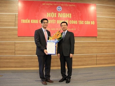 Quyền Bộ trưởng Bộ TT&TT Nguyễn Mạnh Hùng trao quyết định và chúc mừng ông Lê Văn Tuấn. Ảnh Infonet.vn
