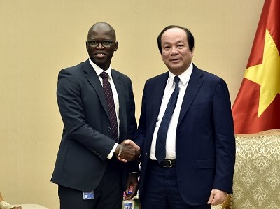 Bộ trưởng, Chủ nhiệm VPCP Mai Tiến Dũng và ông Ousmane Dione, Giám đốc Quốc gia WB tại Việt Nam - Ảnh: Nhật Bắc.