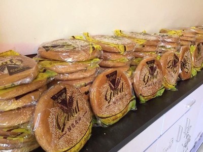 Bánh trung thu xách tay Hồng Kông được bày bán tràn ngập thị trường.