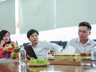 Cuộc thẩm định đầu tư giữa Shark Nguyễn Ngọc Thủy, Chủ tịch Egroup (giữa) và start-up Soya Garden.