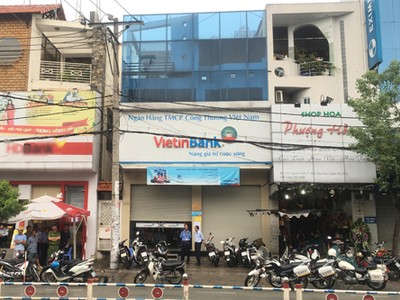 Cảnh sát phong tỏa ngân hàng. Ảnh: Duy Trần.