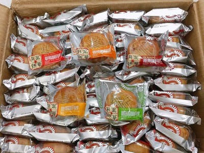 Các loại bánh trung thu giá 2.500-3.000 đồng/cái được với bao bì toàn tiếng Trung Quốc. Loại bánh này thường được bán theo thùng hoặc theo kg, mua càng nhiều thì giá càng rẻ.