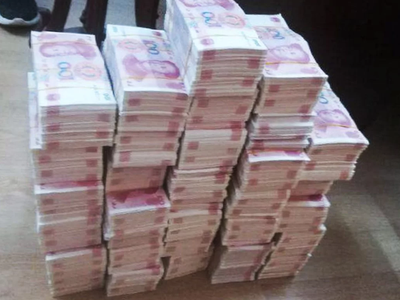 Số tiền giả trị giá 2,5 triệu Nhân dân tệ được cảnh sát thu giữ tại nhà hai cha con. (Nguồn: SCMP).