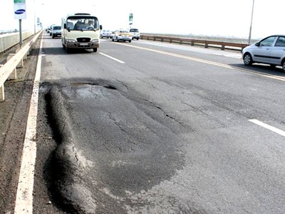 Cầu Thăng Long thường xuyên bị hằn lún, rạn nứt. Ảnh: Bá Đô. 