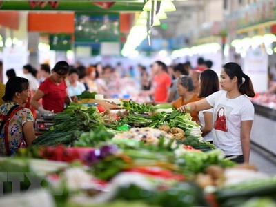 Người dân mua sắm tại một khu chợ ở Hải Nam, Trung Quốc. (Nguồn: AFP/TTXVN).