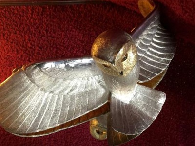 Bức tượng hình cú làm bằng vàng và bạc, phần thưởng cho người giải mã được những câu đố của Max Valentin. Ảnh: Michel Becker..