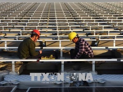 Công nhân làm việc tại Nhà máy điện Mặt trời ở Hoài Nam, tỉnh An Huy, miền đông Trung Quốc tháng 12/2017. (Nguồn: AFP/TTXVN).