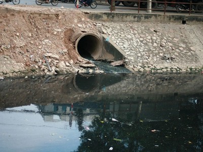 Sông Kim Ngưu đang bị ô nhiễm nặng. Ảnh: Internet