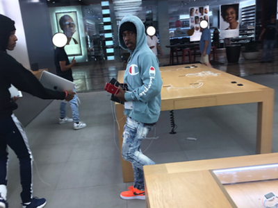 Hai trong số những tên cướp được ghi lại, ảnh do cảnh sát Roseville Galleria cung cấp.