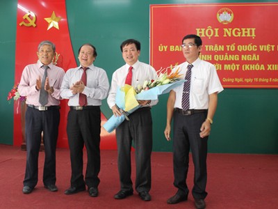 Ông Nguyễn Cao Phúc (người cầm hoa) được bầu làm Chủ tịch Ủy ban MTTQ VN tỉnh Quảng Ngãi, nhiệm kỳ 2014-2019. Ảnh: VGP/Lưu Hương.