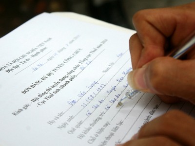 Thí sinh làm đơn đăng ký dự tuyển công chức ngành thuế năm 2014. Ảnh: Bá Đô.