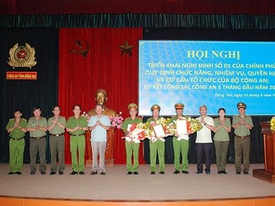 Các đồng chí lãnh đạo Tỉnh ủy, UBND tỉnh Đồng Nai chúc mừng Ban giám đốc Công an tỉnh.