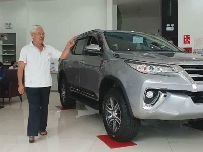 Khách hàng xem xe Fortuner ở một đại lý Toyota tại TP HCM..