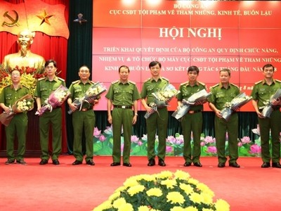 Thứ trưởng Lê Quý Vương chúc mừng lãnh đạo Cục Cảnh sát điều tra tội phạm về tham nhũng, kinh tế, buôn lậu. Ảnh Mps.gov.vn.