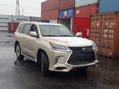 Lexus LX570 SuperSport bản bốn chỗ khui công tại cảng Hải Phòng. 