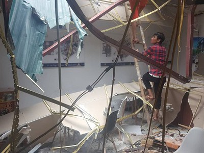 Nhà điều hành công trình bị sập. Ảnh: Gia Chính.