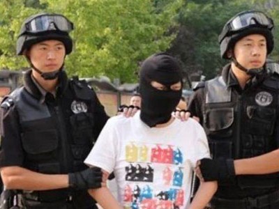 Một nghi phạm bị cảnh sát Trung Quốc bắt giữ hôm 15/8. Ảnh: HSW.