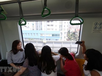 Hàng trăm người dân cả người già và trẻ em đã rất hào hứng tham gia chuyến đi thử tuyến đường sắt Cát Linh-Hà Đông. (Ảnh: Huy Hùng/TTXVN).