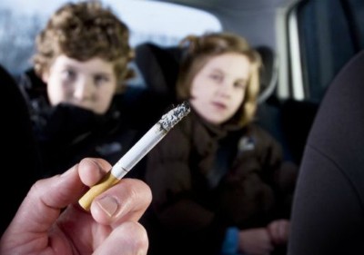 Tiếp xúc với khói thuốc khiến trẻ em đối mặt với hàng loạt vấn đề sức khỏe, tăng nguy cơ tử vong lúc trưởng thành. Ảnh: BBC.