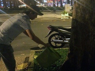 TP.HCM muốn bêu tên người xả rác, 'tè bậy'