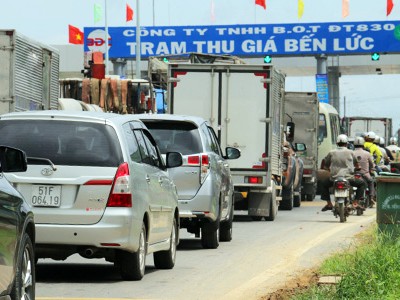 Trạm BOT Bến Lức trong ngày đầu thu phí hồi tháng 6. Ảnh: Hoàng Nam..