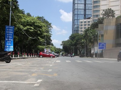 Đường phố thông thoáng hơn sau khi tăng phí đậu ô tô dưới lòng đường.