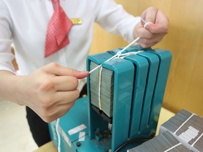 Khi chỉ tiêu tăng trưởng tín dụng đã gần cạn, các nhà băng phải đa dạng hóa hoạt động nhằm tối ưu lợi nhuận.