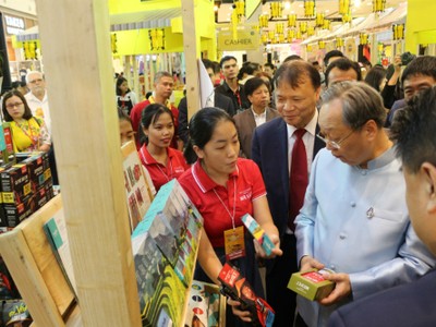 Ông Sontirat Sontijirawong - Bộ trưởng Thương mại Thái Lan (Áo xanh dương) và ông Đỗ Thắng Hải - Thứ trưởng Công thương Việt Nam (đeo cravat) tham quan một gian hàng chiều ngày 22/8.