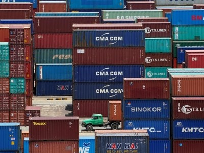 Container tại một cảng biển tại Thượng Hải (Trung Quốc). Ảnh: Reuters.