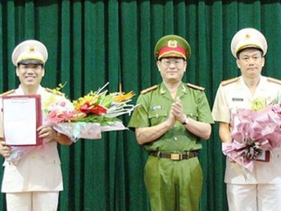 Đại tá Nguyễn Hữu Cầu - Giám đốc Công an tỉnh Nghệ An (giữa) tặng hoa chúc mừng Đại tá Nguyễn Mạnh Hùng và Đại tá Lê Khắc Thuyết giữ chức Phó Giám đốc Công an tỉnh Nghệ An.