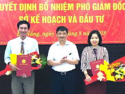 Ông Đặng Việt Dũng (đứng giữa) trao hoa và quyết định cho tân Phó giám đốc Sở Kế hoạch và Đầu tư. Ảnh: N.Đ.