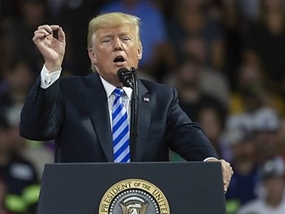 Tổng thống Mỹ Donald Trump phát biểu trước những người ủng hộ ở Charleston, bang Tây Virginia, tối 21/8. Ảnh: Yonhap.