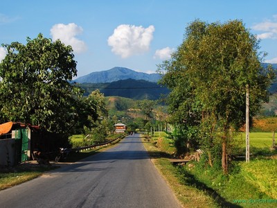 Một đoạn đường bộ qua thị xã Nghĩa Lộ, Yên Bái.