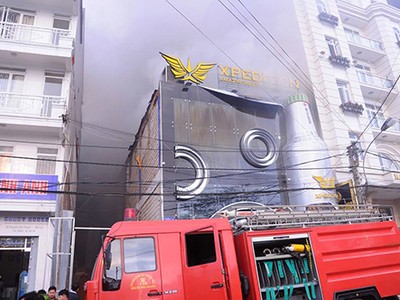 Khói bùng lên dày đặc ở câu lạc bộ bia. Ảnh: Duy Khôi.