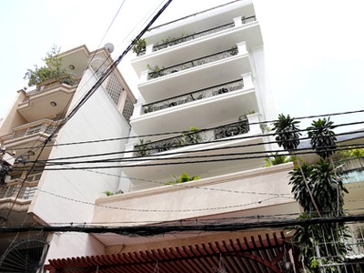 Căn nhà trên đường Huỳnh Khương Ninh được phòng QLĐT quận 1 tham mưu cấp giấy phép xây dựng về chiều cao không đúng quy định. Ảnh: Trung Sơn.