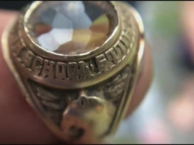 Chiếc nhẫn 10 karat mà bé Joshua đào được. (Nguồn: THV11).