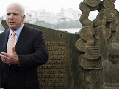 Ông McCain trong lần đến phù điêu tại hồ Trúc Bạch năm 2016. Ảnh: Reuters.