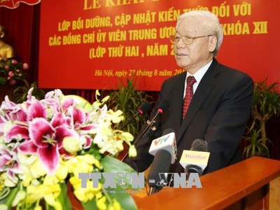 Tổng Bí thư Nguyễn Phú Trọng phát biểu khai giảng Lớp bồi dưỡng.